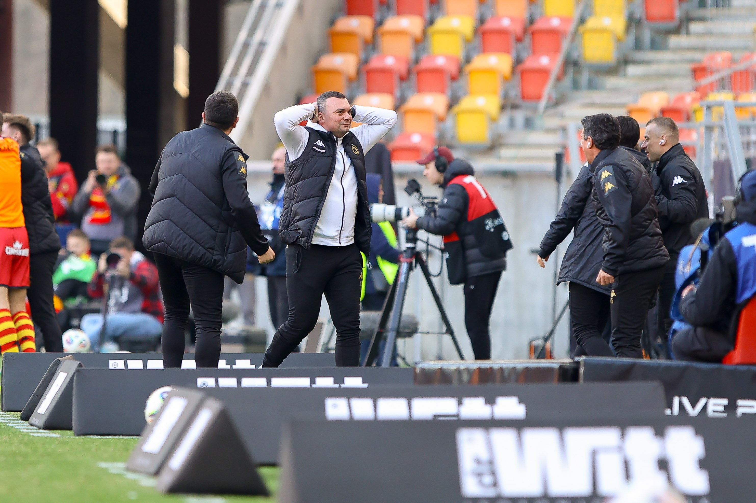 Jagiellonia 2-2 Legia Warszawa: Trận Hòa Kịch Tính Với Những Pha Phản Lưới Nhà Đáng Tiếc