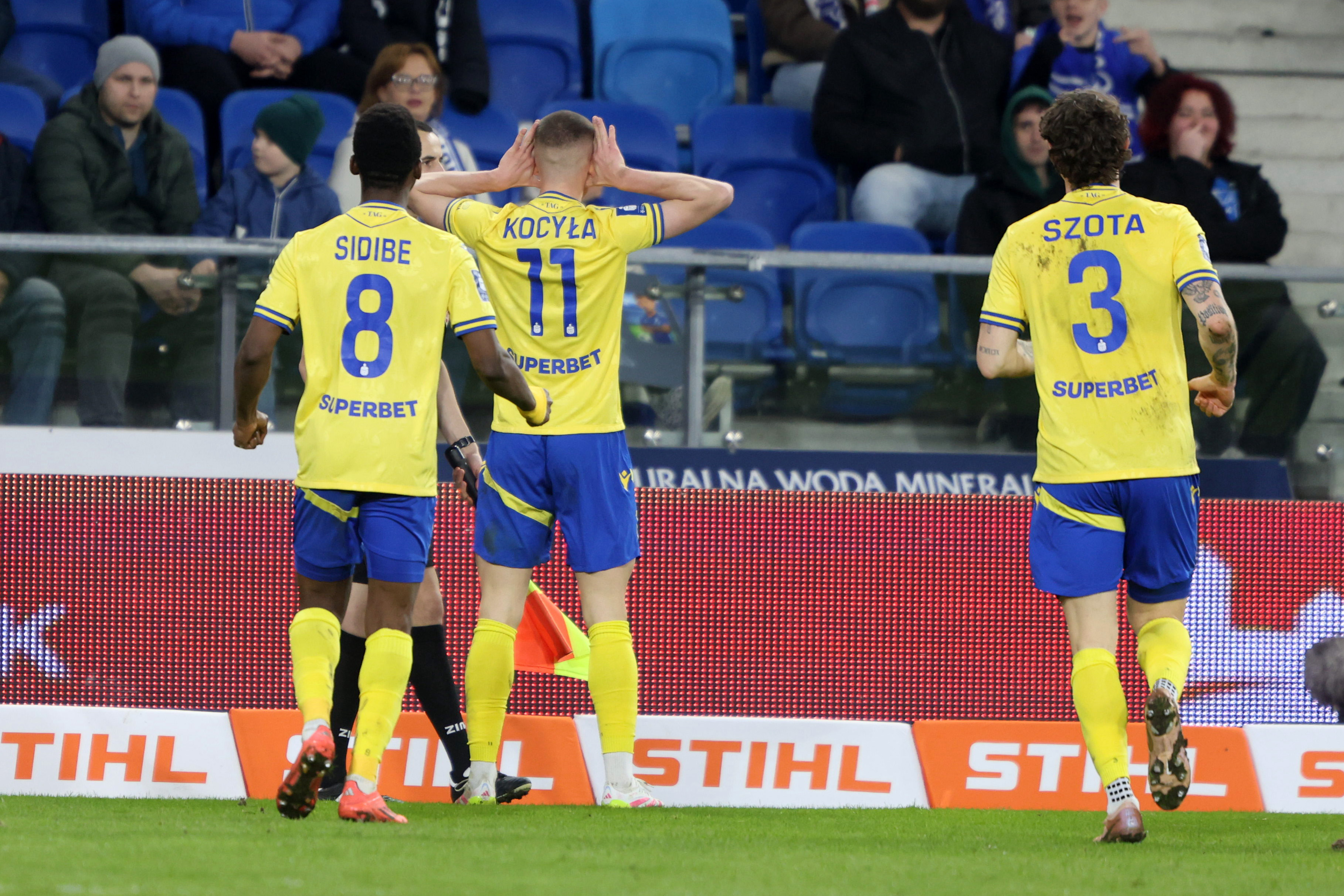 Arka Gdynia Thắng Đậm Trên Sân Khách: Bí Quyết Của Những Chiến Thắng Bùng Nổ