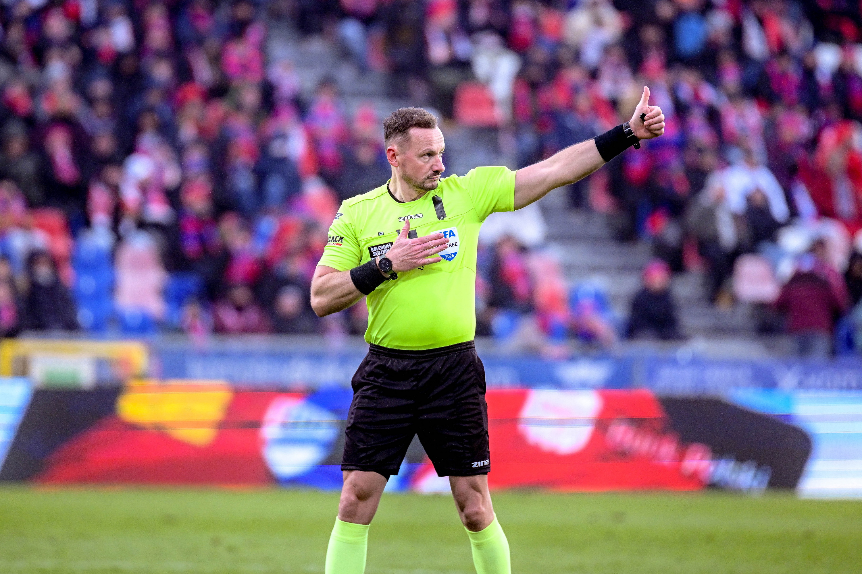 Paweł Raczkowski điều khiển trận cầu nảy lửa Górnik Zabrze - Raków Częstochowa: Phân tích chi tiết danh sách trọng tài vòng 25 Ekstraklasa