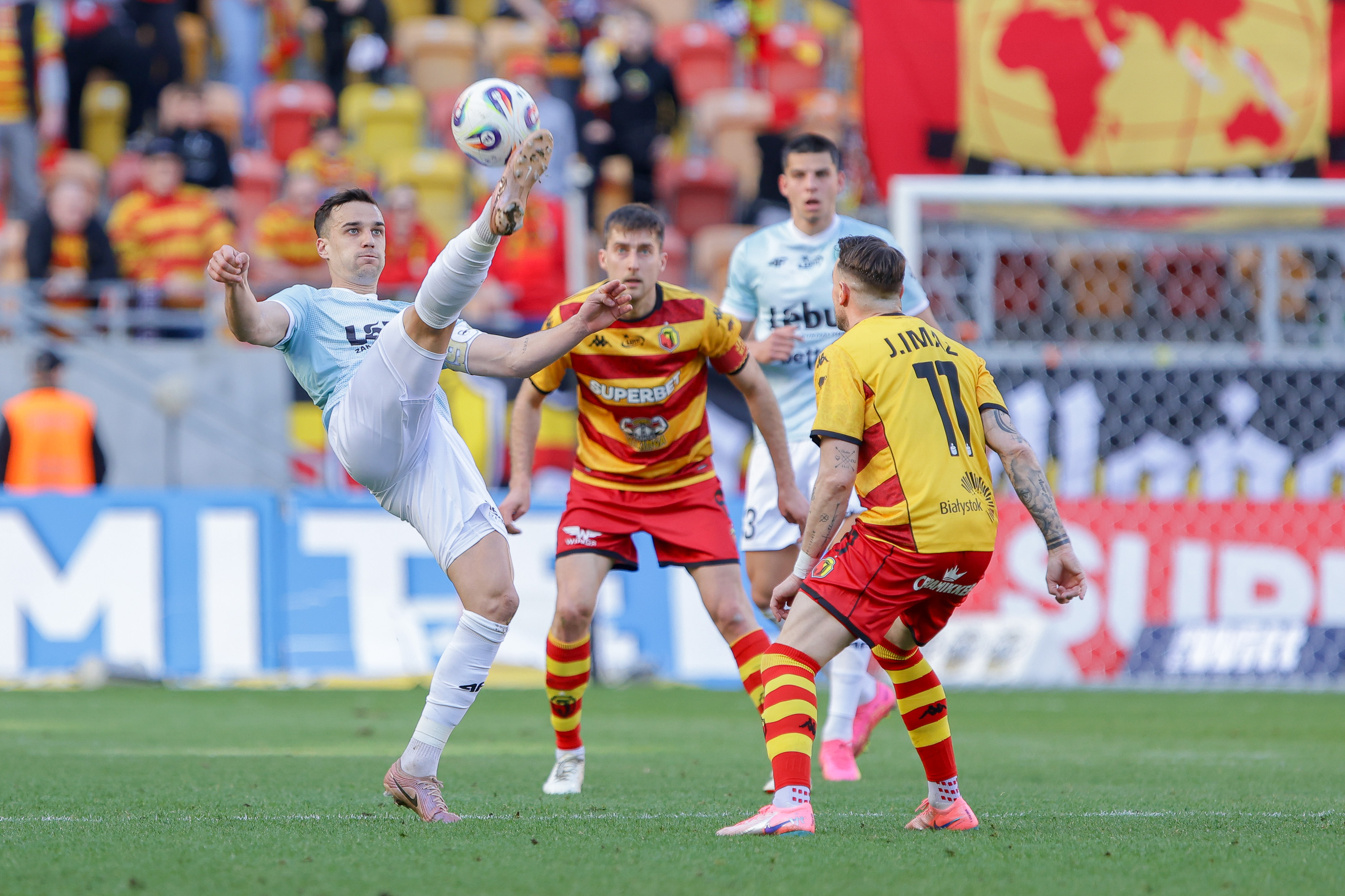 Hugo Vallejo Lập Cú Đúp Lịch Sử: Bàn Thắng Thứ 600 Mùa Giải 2025/2026