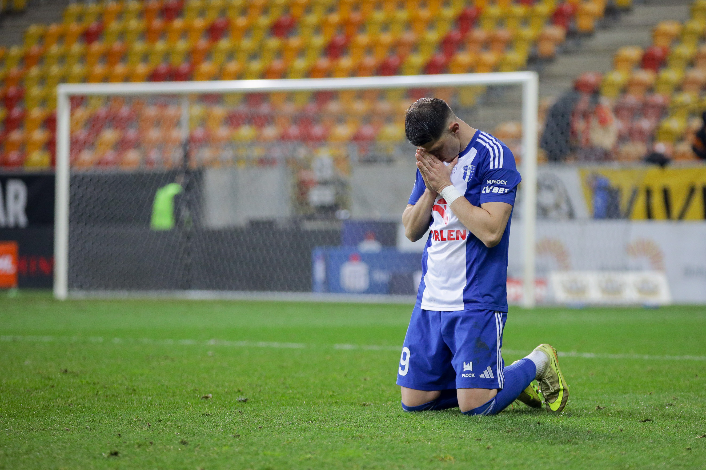 Lech Poznań Vươn Lên Dẫn Đầu Ekstraklasa: Phân Tích Chi Tiết Vòng 26