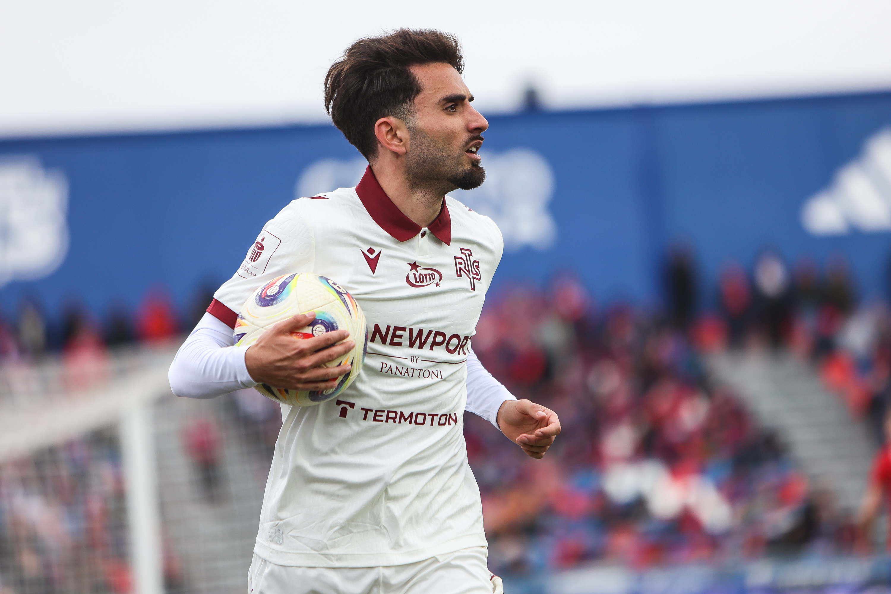 Raków vs Widzew: Bàn thắng đẹp mắt của Fran Alvarez và trận cầu kịch tính bù giờ