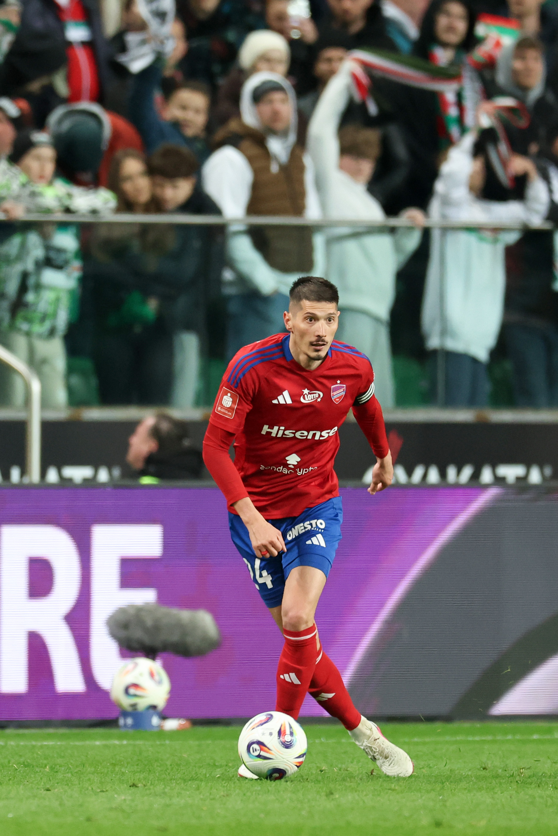 Báo động thẻ phạt: 11 cầu thủ phải nghỉ ở vòng 28 Ekstraklasa Ba Lan 2025/2026