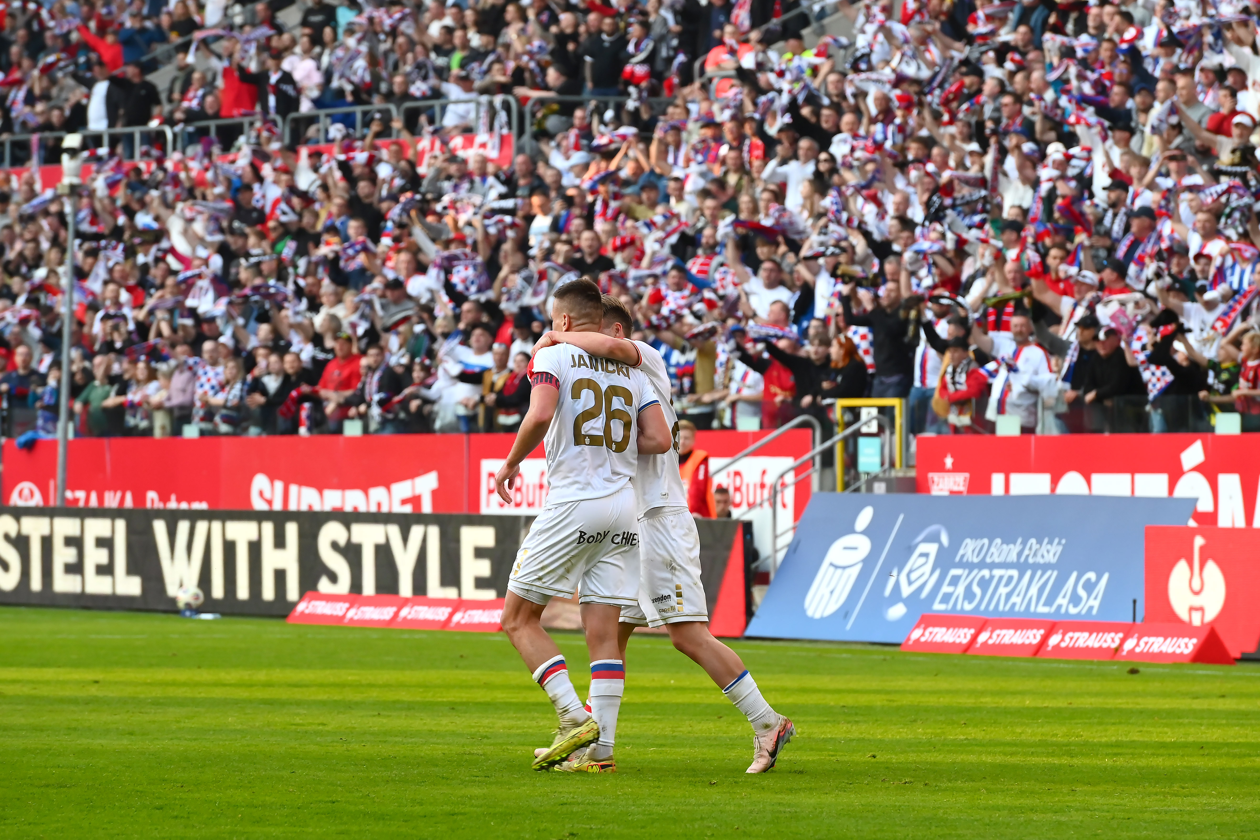 Górnik Zabrze Đạt 850 Chiến Thắng Lịch Sử: Rafał Janicki Lập Công Quyết Định