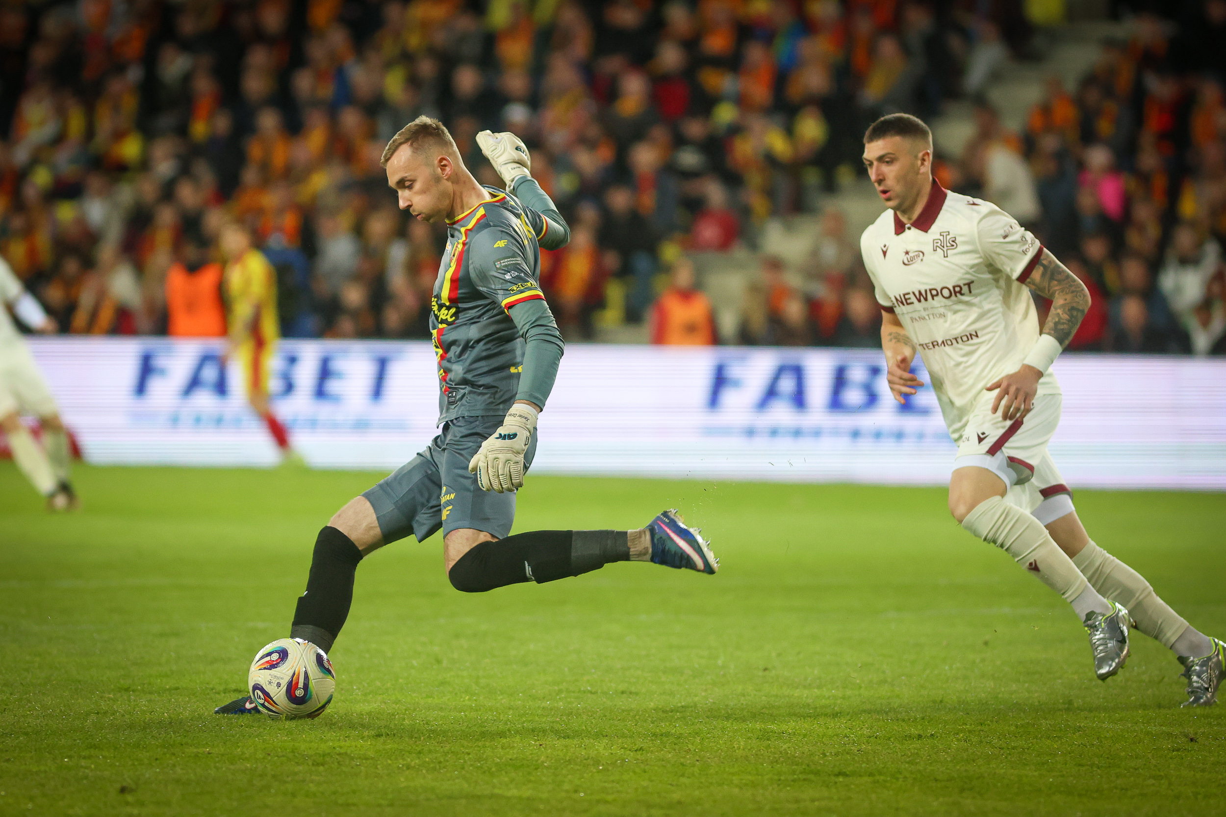 Korona 1-0 Widzew: Phá dớp đúng thời điểm then chốt