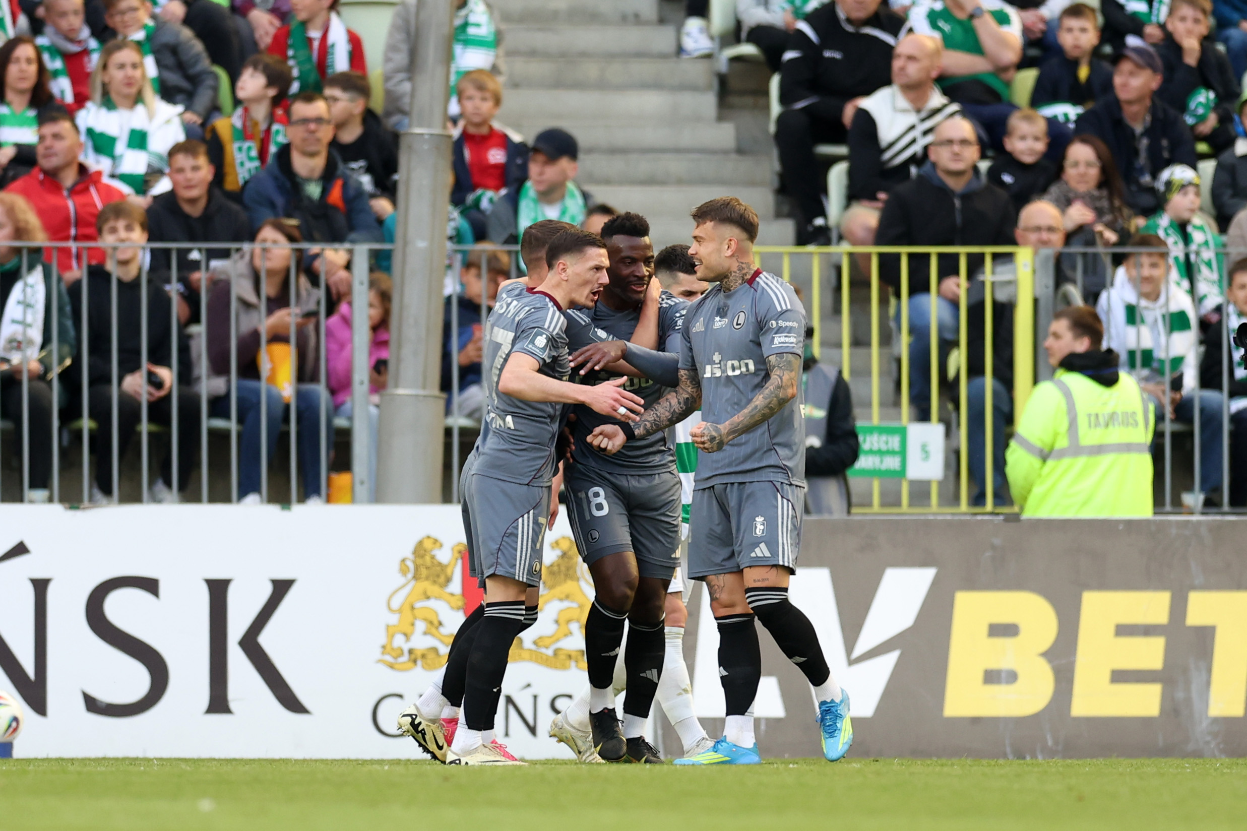 Lechia 1-2 Legia: Người quen cũ Colak trở lại ghi bàn quyết định
