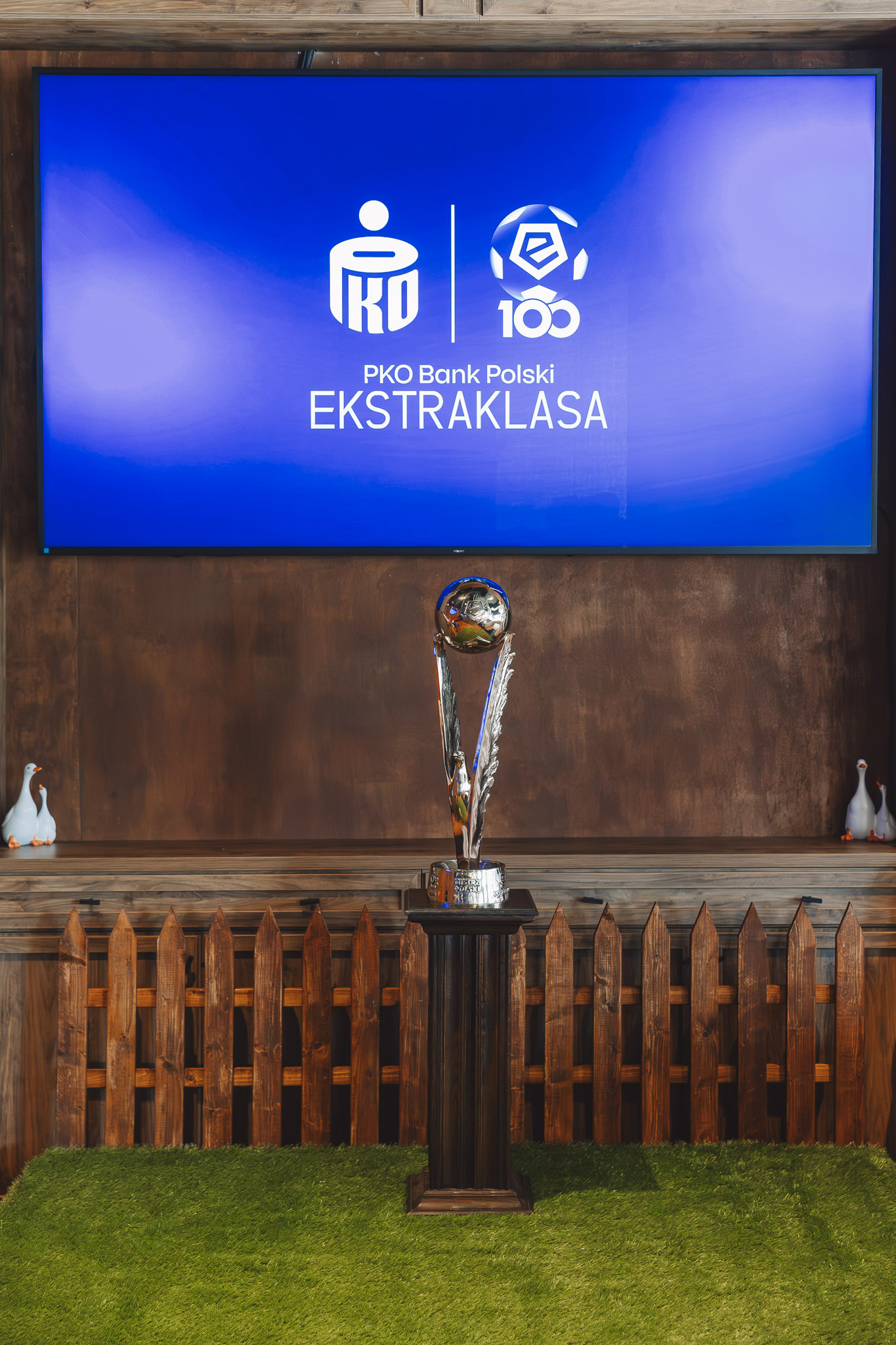 Ekstraklasa khai mạc lễ kỷ niệm 100 năm giải VĐQG. Logo mới, bóng Ekstraklasa PRO
